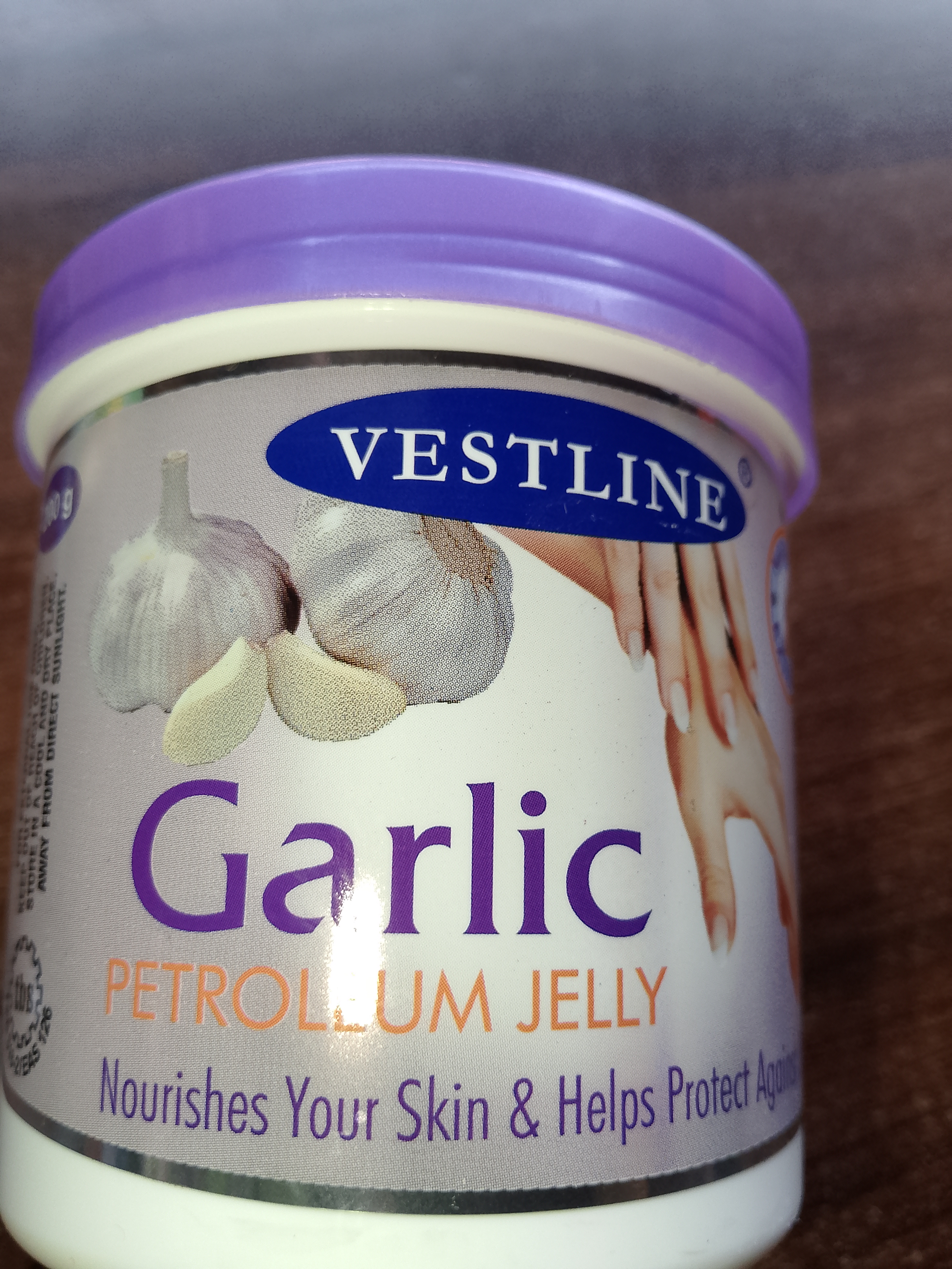 Garlic petroleum jelly